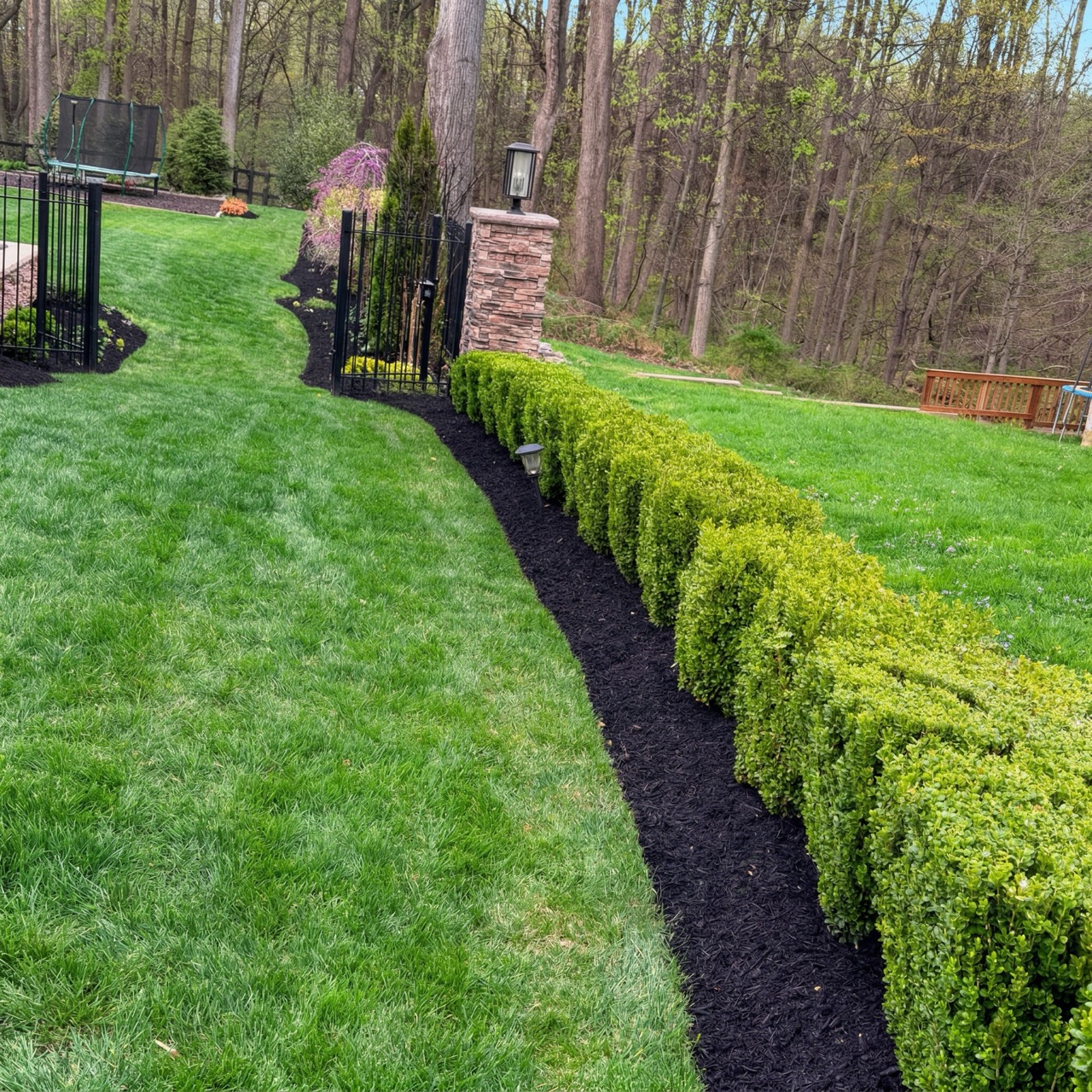 Bed edging, trimming, and mulch by Green Life Landscaping